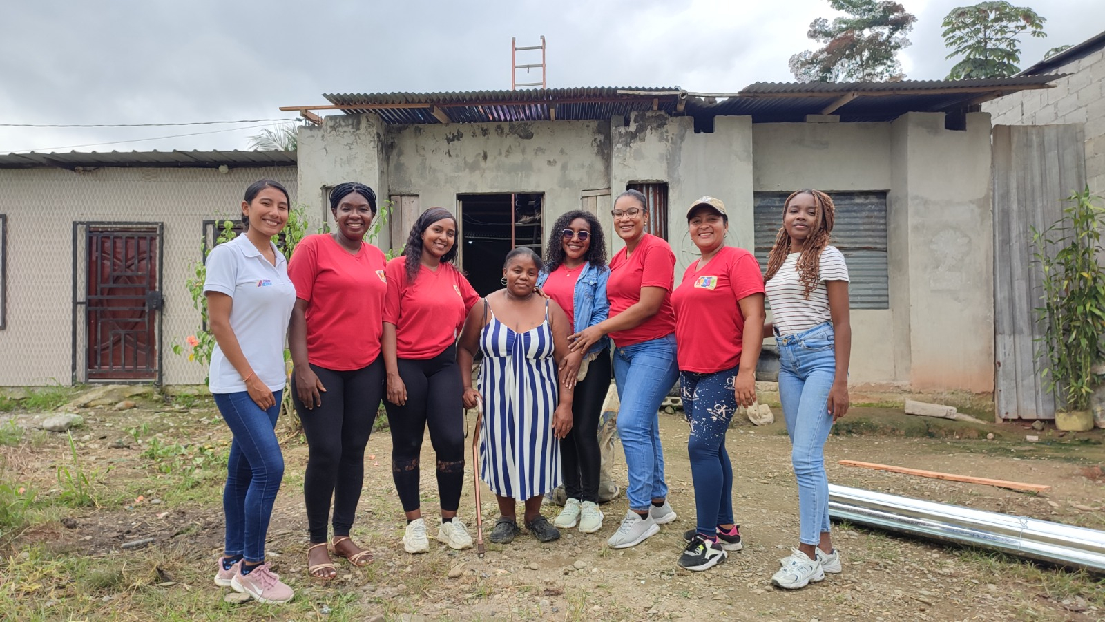 Andrea Chillambo junto a las facilitadoras del convenio GAD - MIES de Discapacidad