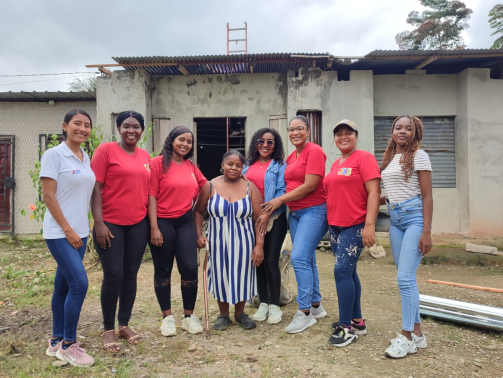 Andrea Chillambo junto a las facilitadoras del convenio GAD - MIES de Discapacidad